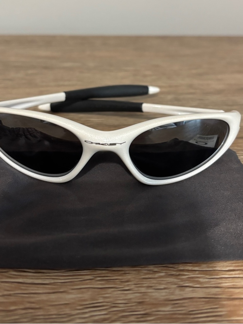Vintage Oakley Minute 1.0 Pearl White Sunglasses.  Great condition, no scratches